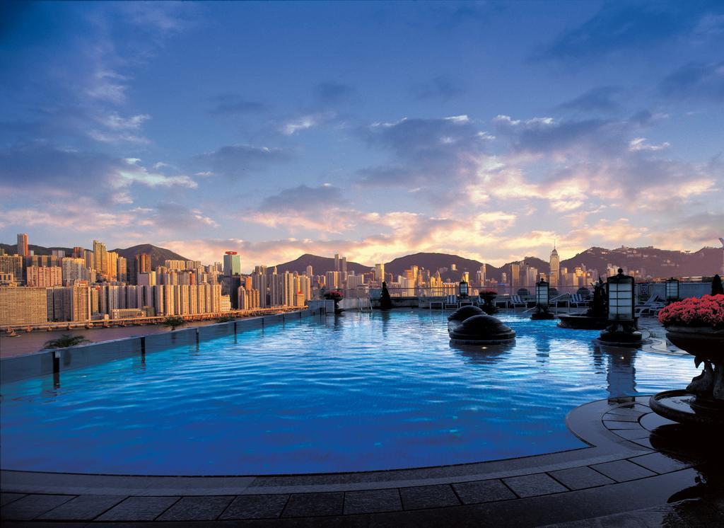 Harbour Grand Kowloon Hotell Hongkong Eksteriør bilde View of the pool at The Peak