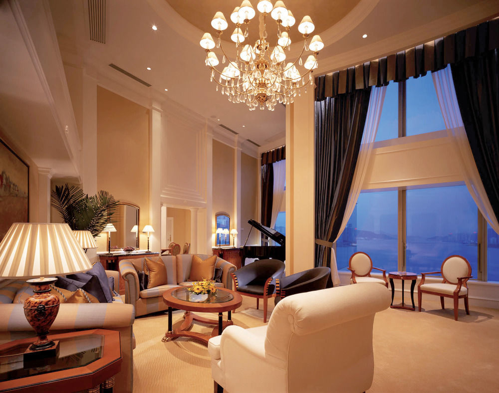 Harbour Grand Kowloon Hotell Hongkong Interiør bilde A living room in a suite at the Four Seasons Hotel, Tokyo