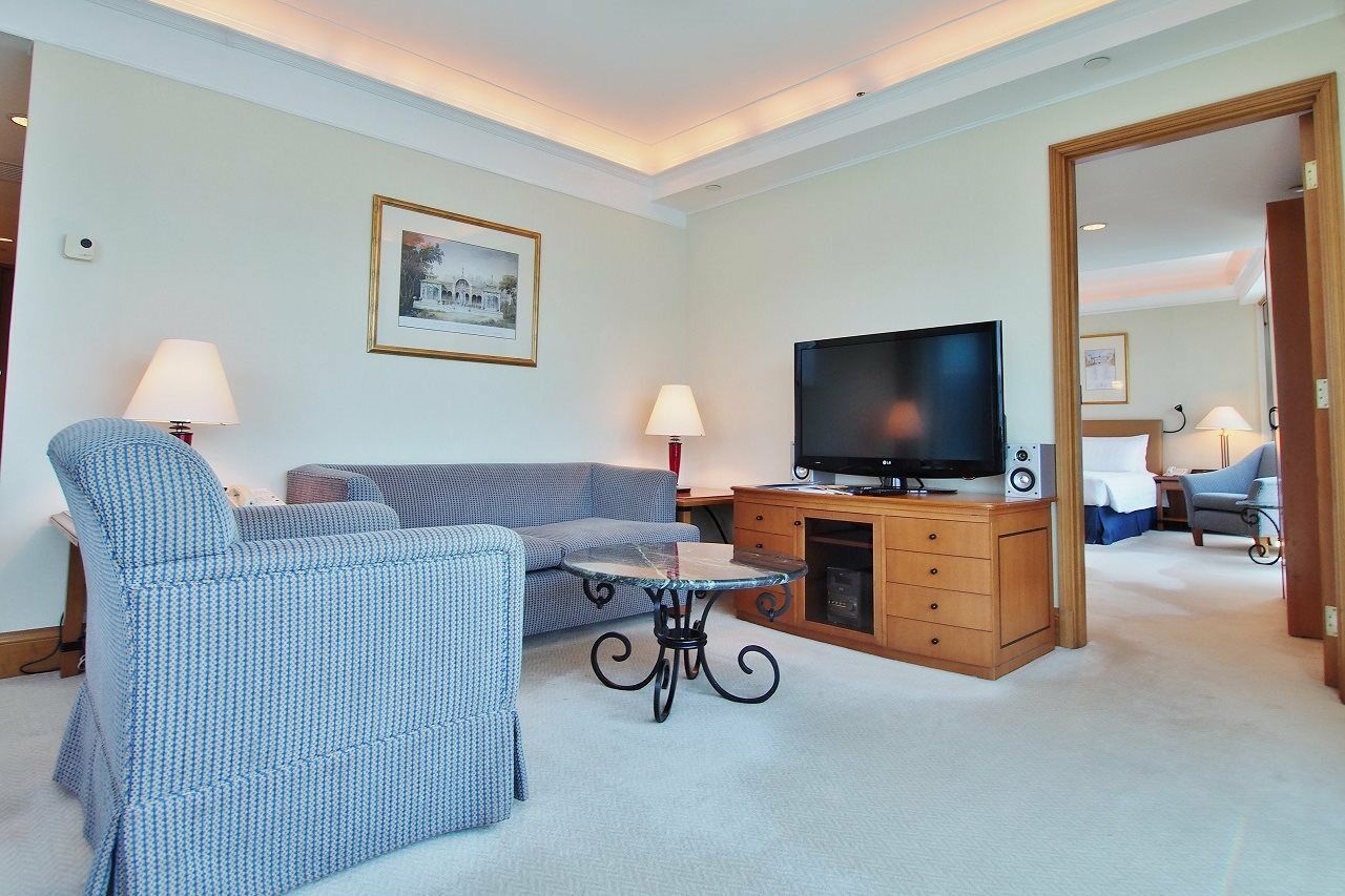 Harbour Grand Kowloon Hotell Hongkong Eksteriør bilde A suite at the InterContinental